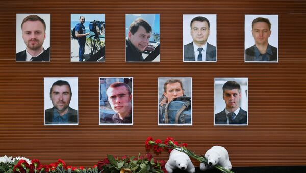 Цветы в память о погибших в крушении самолета Ту-154 Минобороны РФ - Sputnik Latvija