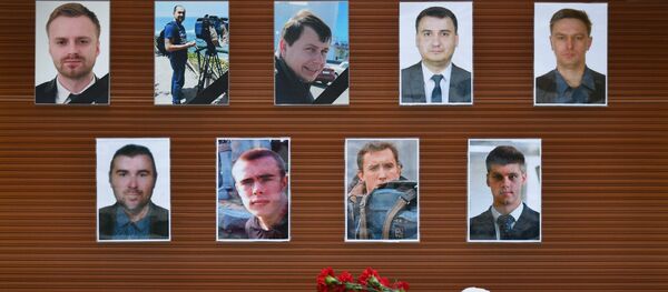 Цветы в память о погибших в крушении самолета Ту-154 Минобороны РФ Цветы в память о погибших в крушении самолета Ту-154 Минобороны РФ - Sputnik Latvija