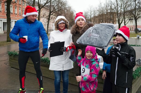 Наталья Мячина (третья слева) вручает призы участникам забега в Нарве - Sputnik Латвия