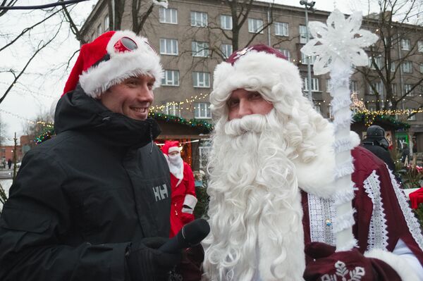 Руководитель спортклуба Motus в Нарве Антон Праткунас обсуждает с Дедом Морозом стратегию забега - Sputnik Латвия