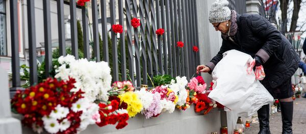 Море цветов и слез: Латвия скорбит вместе с Россией - Sputnik Латвия