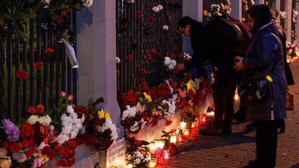 Рижане несут цветы и свечи к зданию посольства России в связи с авиакатастрофой Ту-154 над Чёрным морем - Sputnik Латвия