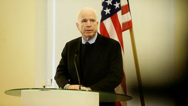 Сенатор США Джон Маккейн выступает на пресс-конференции в Таллине - Sputnik Latvija