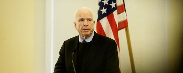 Сенатор США Джон Маккейн выступает на пресс-конференции в Таллине - Sputnik Latvija