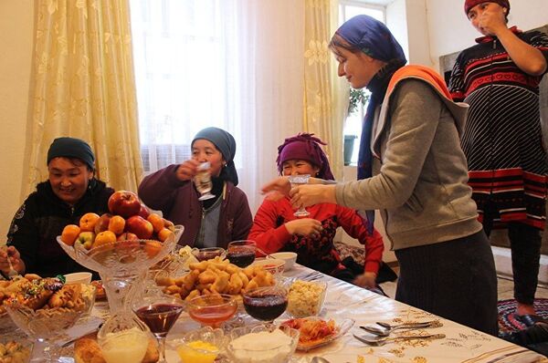 Анастасия Озерска разливает чай за столом - Sputnik Латвия