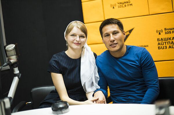 Супруги кыргызстанец Уларбек Бакырдинов и латышка Анастасия Озерска - Sputnik Латвия