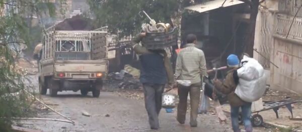 Мирные жители с мешками и сумками возвращаются домой в разрушенный Алеппо - Sputnik Латвия