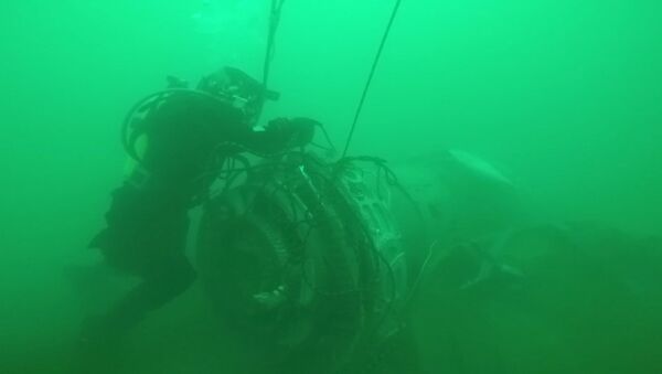 Работа водолазов МЧС РФ по поиску под водой и подъему фрагментов Ту-154 - Sputnik Латвия