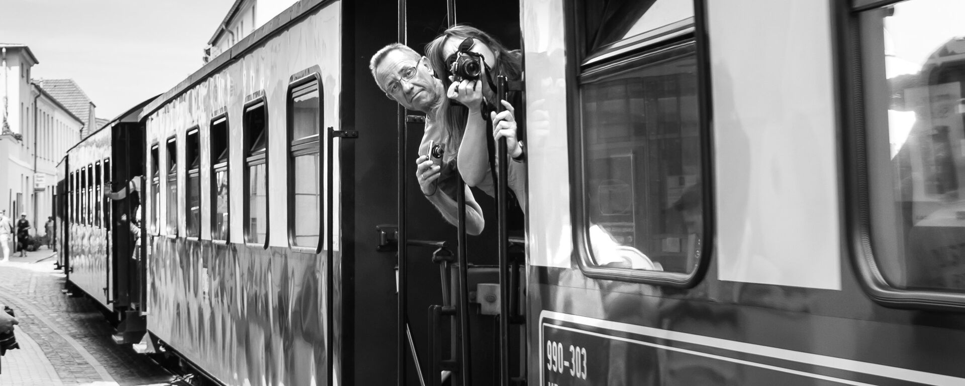 Люди фотографируют из поезда - Sputnik Латвия, 1920, 07.12.2018