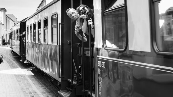 Люди фотографируют из поезда - Sputnik Латвия