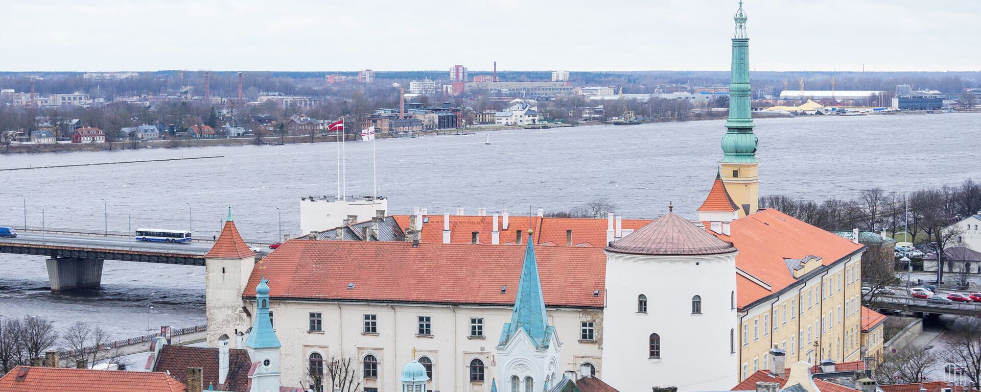 Вид на Ригу с Домского собора - Рижский замок, резиденция президента - Sputnik Латвия, 1920, 09.01.2017