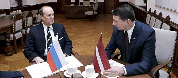 Президент Латвии Раймондс Вейонис  и посол России Владимир Вешняков на прощальной встрече - Sputnik Латвия