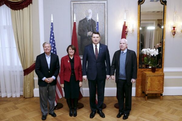 Встреча президента Латвии с американскими сенаторами Джоном Маккейном, Линдси Греймом и Эми Клобушар - Sputnik Латвия