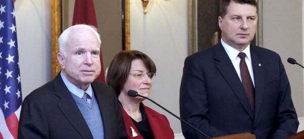 Джон Маккейн на встрече с президентом Латвии Рамондом Вейонисом Джон Маккейн на встрече с президентом Латвии Рамондом Вейонисом - Sputnik Латвия