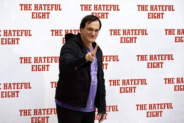 Режиссер фильма Омерзительная восьмерка позирует на премьере фотографам - Sputnik Латвия