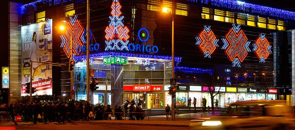 Универмаг Ориго на привокзальной площади Риги сияет огнями Универмаг Ориго на привокзальной площади Риги сияет огнями - Sputnik Latvija