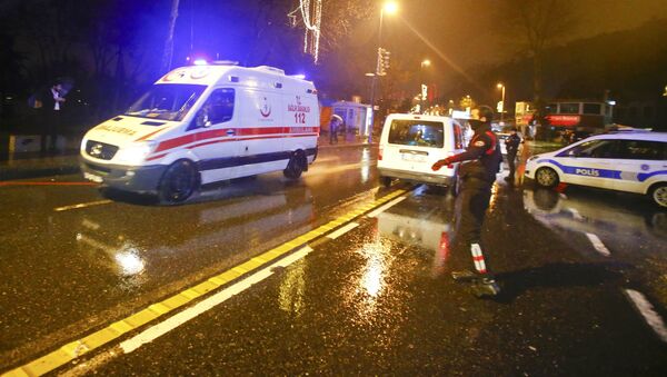 Машины скорой помощи и полиции возле ночного клуба, где произошло нападение во время новогодней вечеринки в Стамбуле - Sputnik Latvija