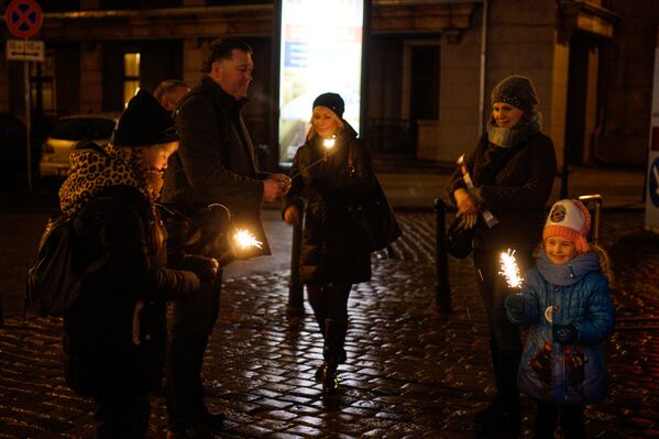 Жители Риги готовятся к встрече Нового года - Sputnik Latvija