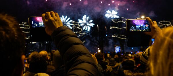 Салют в честь Нового года на набережной Даугавы Салют в честь Нового года на набережной Даугавы - Sputnik Latvija