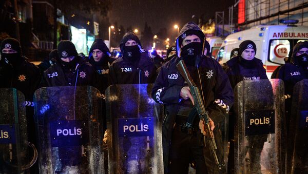 Полиция на месте теракта в Стамбуле - Sputnik Latvija