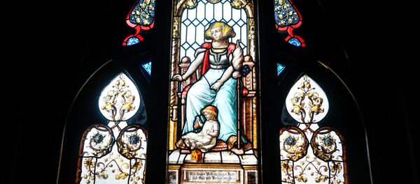 Vienīgais sievietes attēlojums Mazās ģildes vitrāžās - Sputnik Latvija