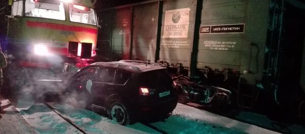 На станции Дарзини столкнулись два поезда и легковой автомобиль На станции Дарзини столкнулись два поезда и легковой автомобиль - Sputnik Латвия