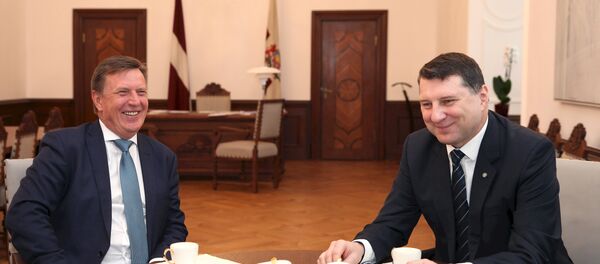 Премьер-министр Марис Кучинскис (слева) на встрече с президентом Раймондсом Вейонисом Премьер-министр Марис Кучинскис (слева) на встрече с президентом Раймондсом Вейонисом - Sputnik Latvija