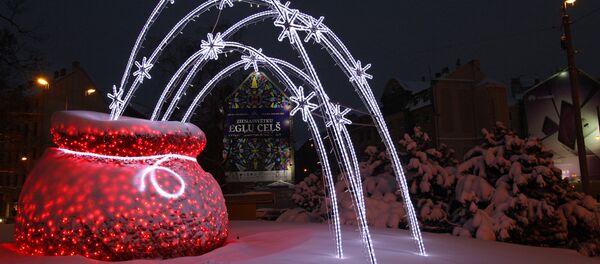 Нарядная на праздник к нам пришла: в Риге начинается Путь рождественских елок - Sputnik Латвия