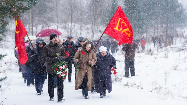 Участники церемонии поднимаются к мемориалу в Анчупанском лесу - Sputnik Латвия