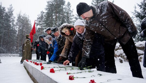 Участники траурного мероприятия возложили цветы к мемориалу у захоронения жертв нацистов - Sputnik Латвия