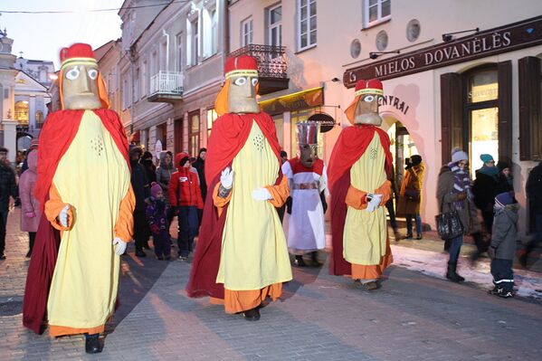Trīs Karaļi soļo pa Viļņas vecpilsētu - Sputnik Latvija