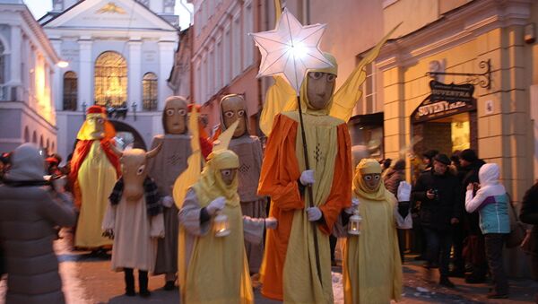Шествие движется по улице в сопровождении верующих и туристов - Sputnik Латвия