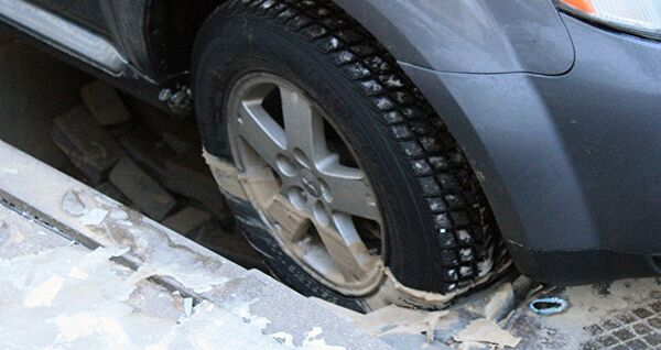 Автомобиль Mitsubishi провалился в яму на улице Львово в Вильнюсе - Sputnik Латвия