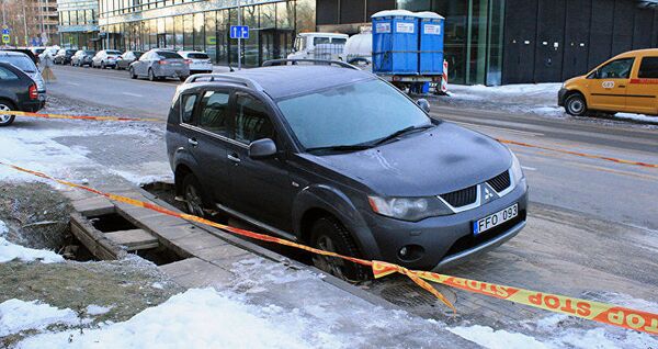 Автомобиль Mitsubishi провалился в яму на улице Львово в Вильнюсе - Sputnik Латвия