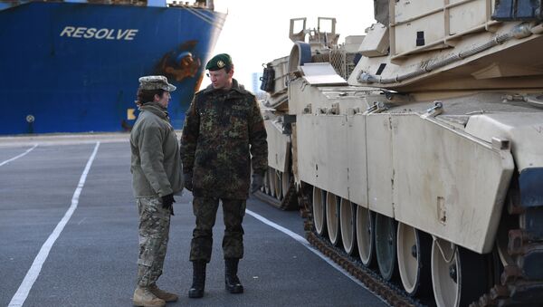 Разгрузка американской военной техники в порту Бремерхафен в Германии - Sputnik Latvija