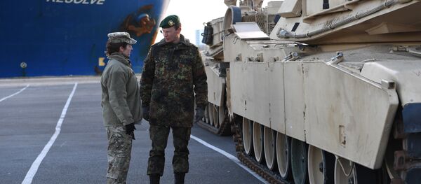 Разгрузка американской военной техники в порту Бремерхафен в Германии Разгрузка американской военной техники в порту Бремерхафен в Германии - Sputnik Latvija