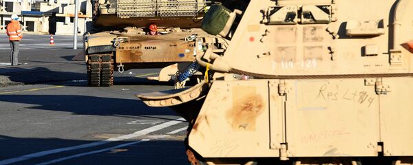 Разгрузка американской военной техники в порту Бремерхафен в Германии Разгрузка американской военной техники в порту Бремерхафен в Германии - Sputnik Latvija