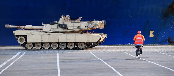 Разгрузка американской военной техники в порту Бремерхафен в Германии - Sputnik Латвия