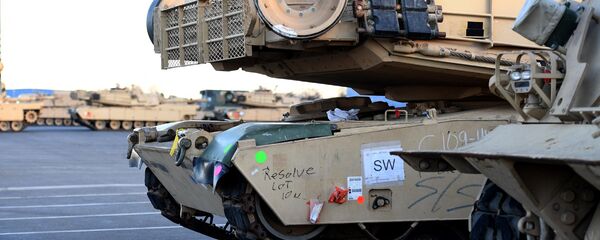 Разгрузка американской военной техники в порту Бремерхафен в Германии Разгрузка американской военной техники в порту Бремерхафен в Германии - Sputnik Latvija