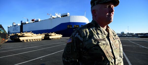 Заместитель командующего американскими военным в Европе генерал-майор Тимоти Макгуайр в порту Бремерхафен Заместитель командующего американскими военным в Европе генерал-майор Тимоти Макгуайр в порту Бремерхафен - Sputnik Латвия