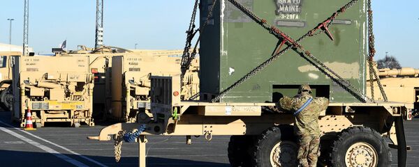 Разгрузка американской военной техники в порту Бремерхафен в Германии Разгрузка американской военной техники в порту Бремерхафен в Германии - Sputnik Latvija