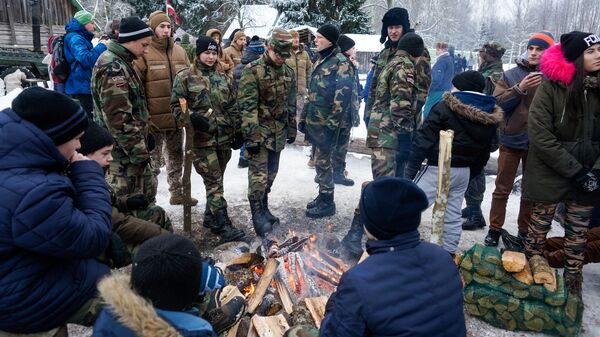 У костра погреться собрались яунсарги - Sputnik Латвия