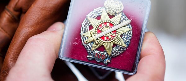 Памятный знак 100 лет латышских стрелков Памятный знак 100 лет латышских стрелков - Sputnik Латвия