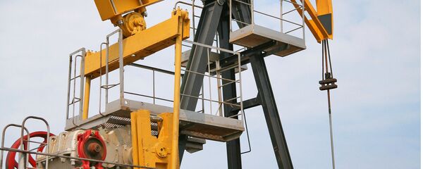 Штанговый насос на нефтяной скважине Штанговый насос на нефтяной скважине - Sputnik Latvija