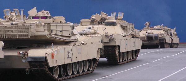 Выгрузка американских танков и бронетехники в немецком порту Бремерхафен - Sputnik Латвия