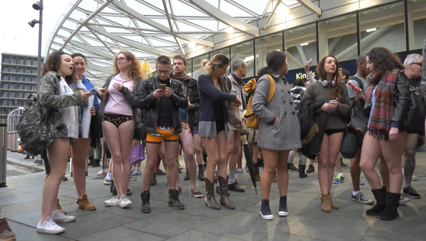День без штанов – как ежегодный флешмоб прошел в Лондоне и Берлине - Sputnik Латвия