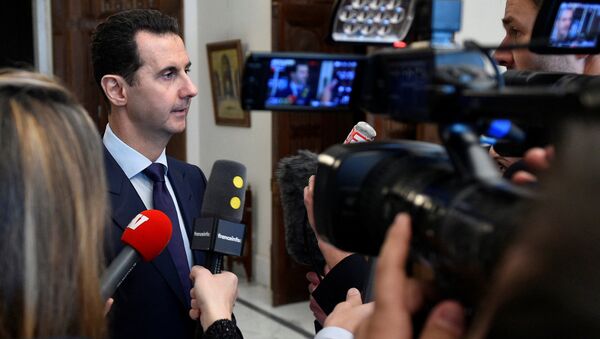 Президент Сирии Башар Аль-Асад во время интервью с журналистам в Дамаске - Sputnik Латвия