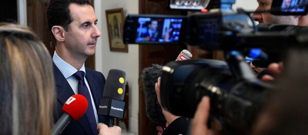 Президент Сирии Башар Аль-Асад во время интервью с журналистам в Дамаске Президент Сирии Башар Аль-Асад во время интервью с журналистам в Дамаске - Sputnik Latvija