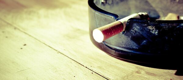 Сигарета в пепельнице - Sputnik Latvija