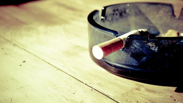 Сигарета в пепельнице - Sputnik Latvija